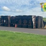 Caminhão tomba na PR-454